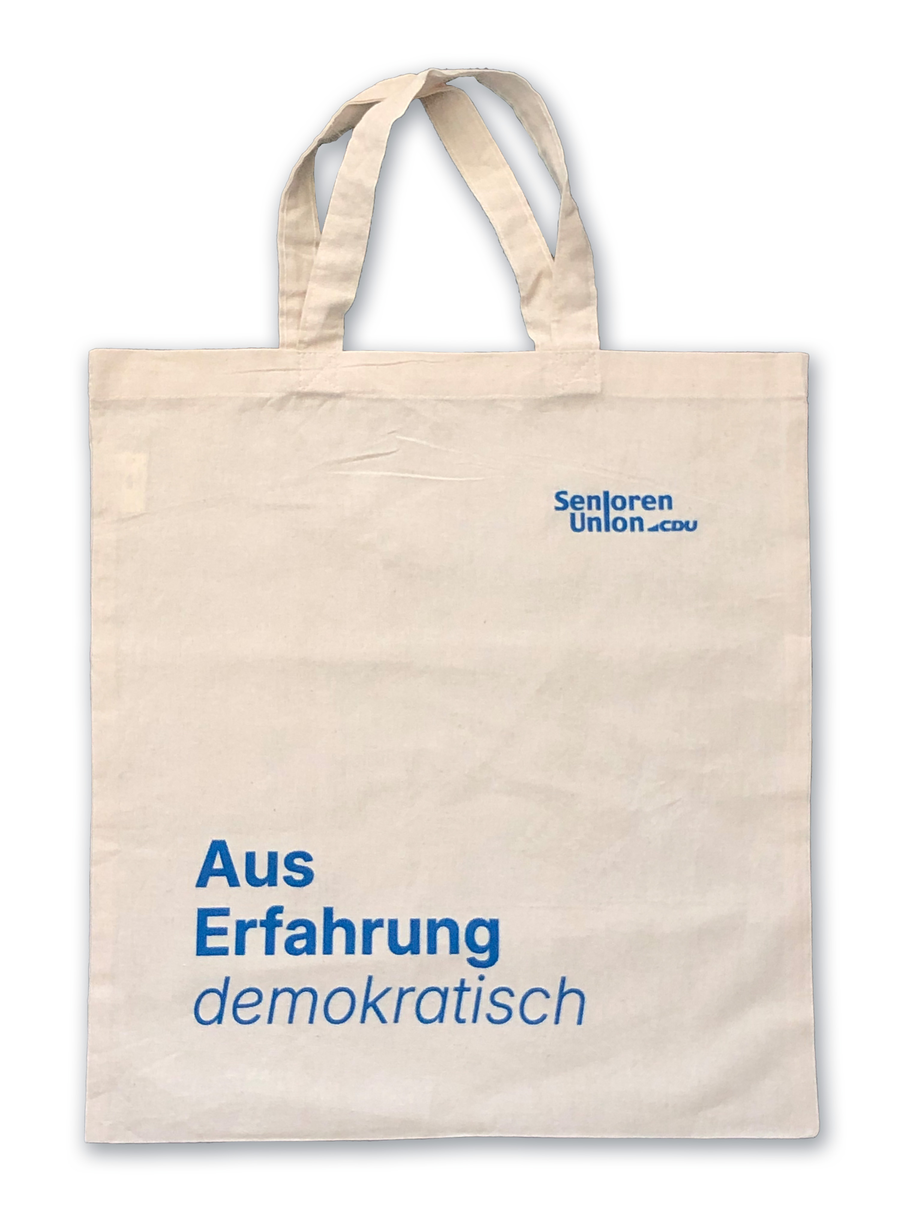 Baumwollbeutel Senioren-Union in Naturfarbe mit kurzen Henkeln. Aufdruck in Blau: Aus Erfahrung demokratisch, als Dreizeiler.