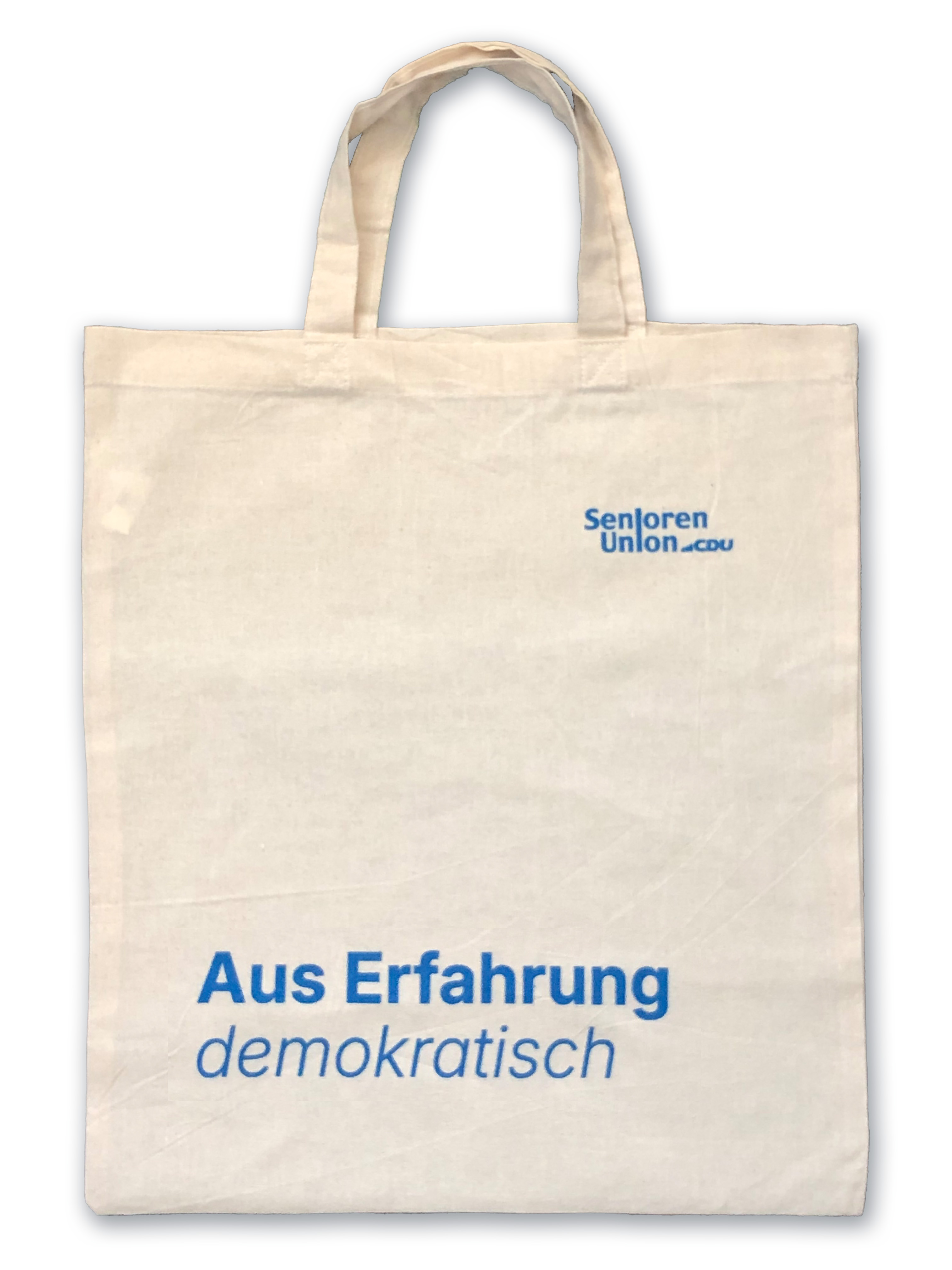 Baumwollbeutel Senioren-Union in Naturfarbe mit kurzen Henkeln. Aufdruck in Blau: Aus Erfahrung demokratisch, als Zweizeiler.