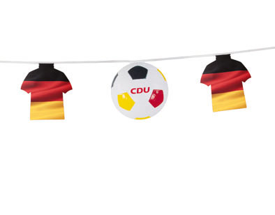 Dekokette mit Fußbällen und Deutschland-Trikots als Papieranhänger.