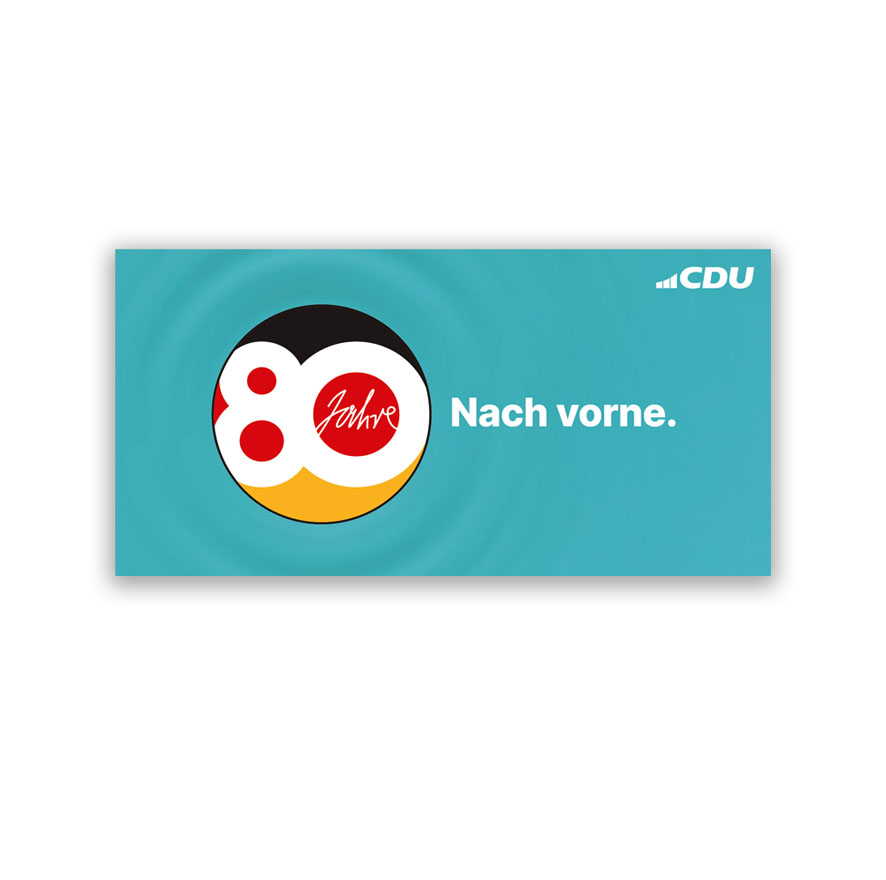 Kleiner, rechteckiger Aufkleber in Türkis mit farbigem 80-Jahre-Logo.
