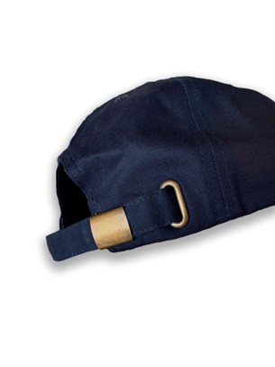 Rückseite Basecap mit Ansicht des Metallverschlusses in Messing.