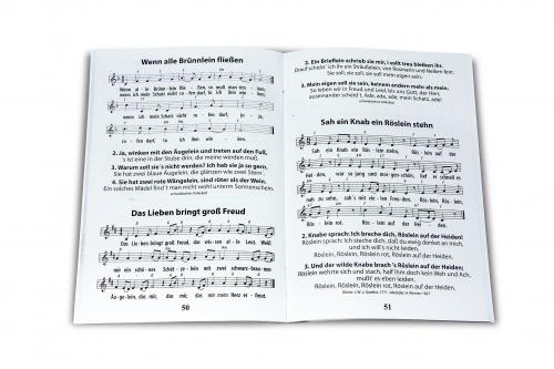 Doppelseite innen mit Noten und Liedtexten.