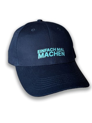 Basecap in Nachtblau. EMM-Logo-Druck in Türkis auf dem Frontbereich.