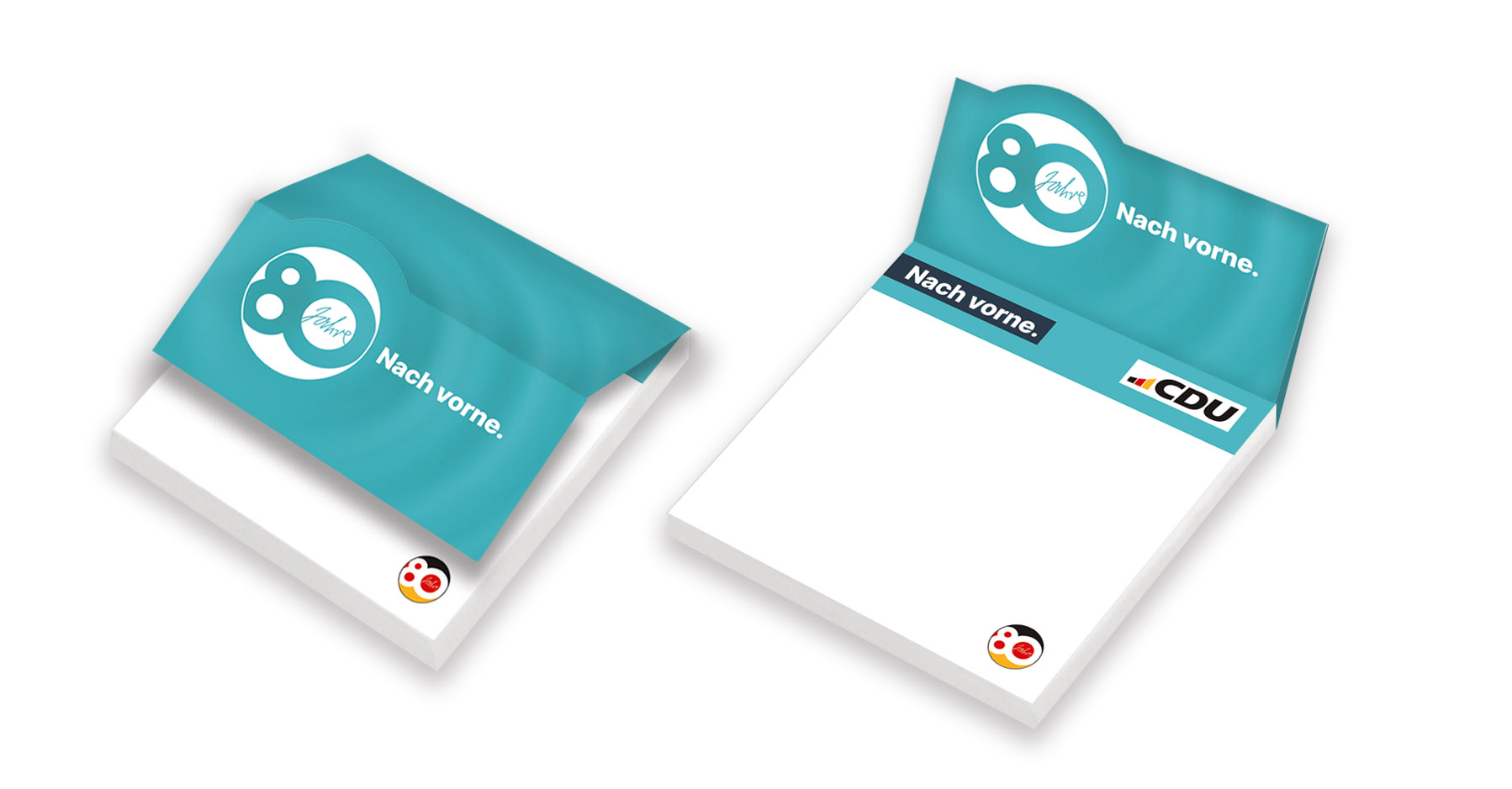 Haftnotizblock mit Umschlag in Türkis. Großes 80-Jahre-Logo mittig. Der Umschlag ist faltbar und wird zum Haftnotizaufsteller am Kopf des Blockes.