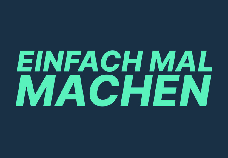 EMM-Logo in Türkis auf Nachtblau.