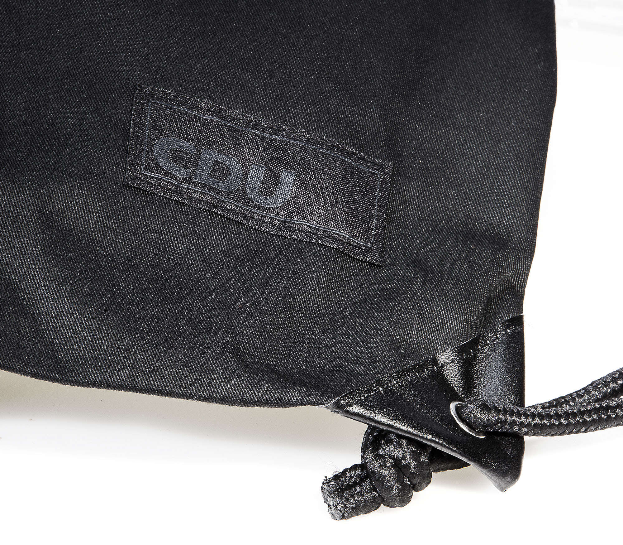 Bildausschnitt des Beutels mit Kunstlederverstärkung an den Beutelecken.