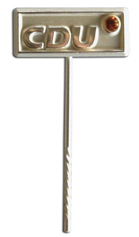 Rechteckige Ehrennadel in Silber mit eingefasstem Swarovskistein in Orange. CDU erhaben geprägt.