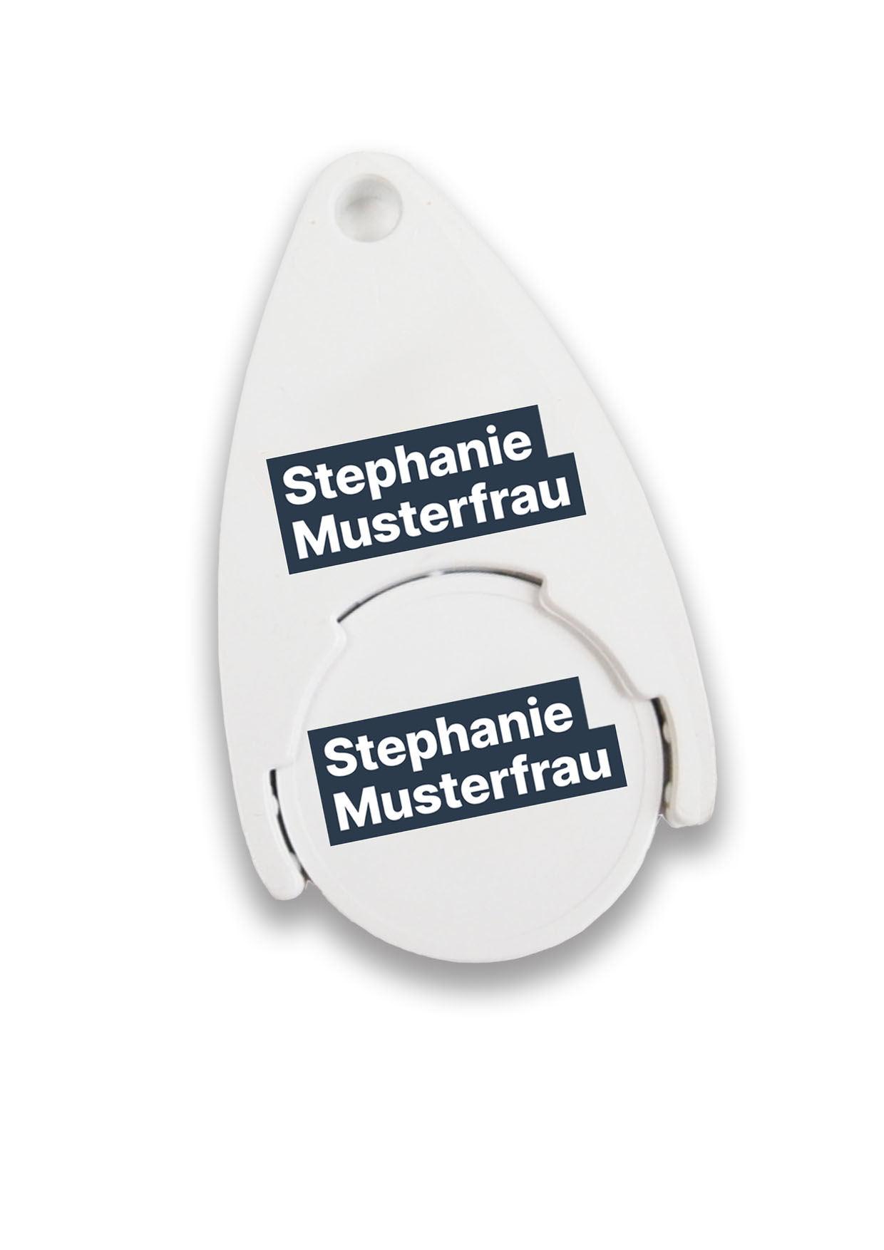 Einkaufswagen-Chip mit Halter in Weiß. Textaufdruck auf Halter und Chip: Stephanie Musterfrau in Weiß auf dunkelblauem Balken.