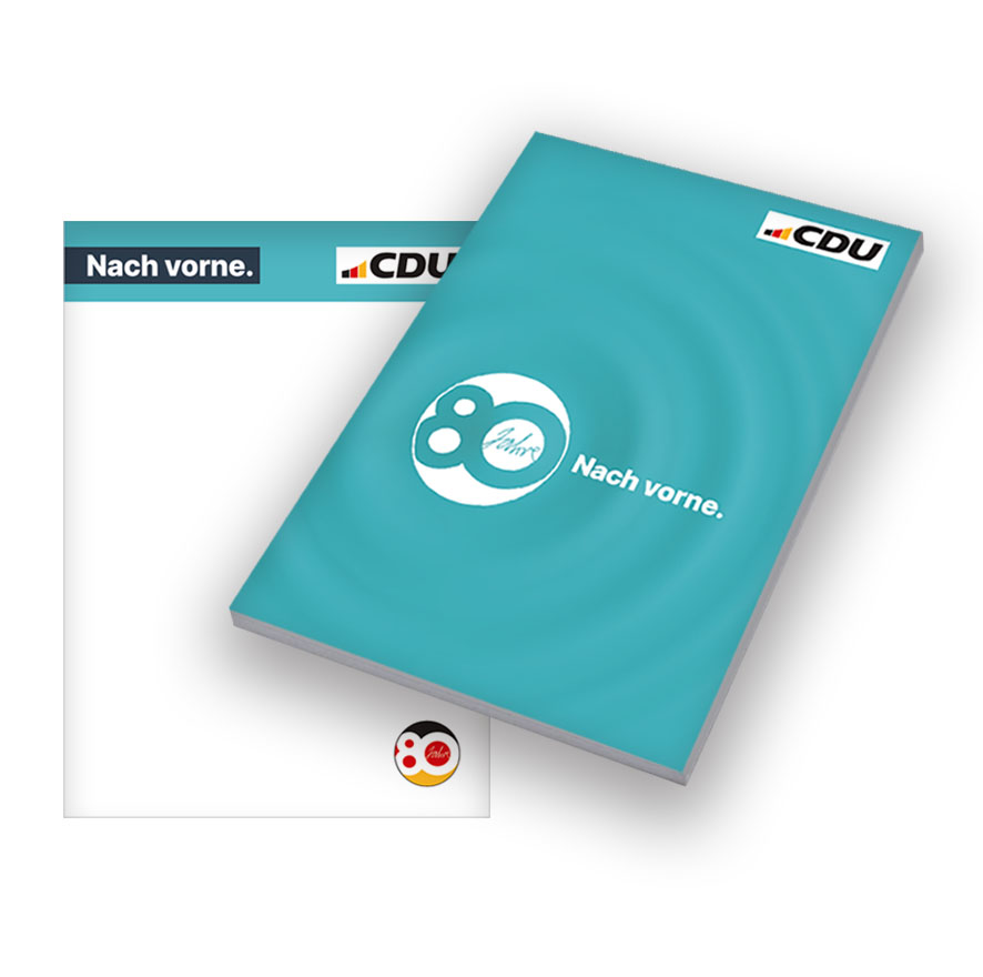 Notizblock im Hochformat. Umschlag in Türkis mit 3-farbigem CDU-Logo, mit 80-Jahre-Logo in Türkis auf Weiß und Text: Nach vorne. Die Innenseiten sind farbig mit 80-Jahre-Logo und mit CDU-Logo bedruckt.