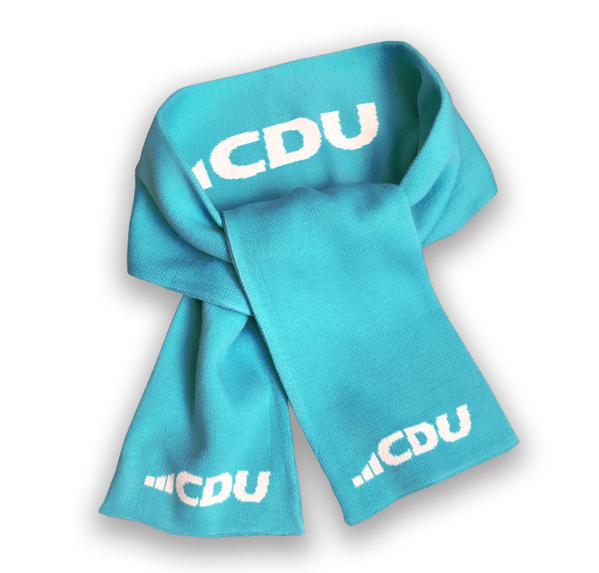Gestrickter Schal in Türkis. Weißes CDU-Logo in der Mitte des Schals und an den Schalenden eingewebt.