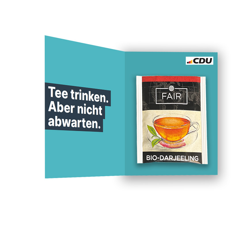 Klappkärtchen innen links. Text: Tee trinken. Aber nicht abwarten. Rechts ein Tütchen mit BIO-DARJEELING.
