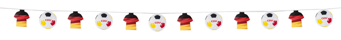 Ganze Länge der Fußball-Dekokette. Abwechseln ein Fußball und ein Deutschland-Trikot.