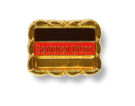 Ehren-Pin rechteckig aus Metall, mit Farben in Schwarz, Rot, Gold eingelegt. Geschwungener, umlaufender Rand in Gold. Senioren Union steht erhaben in Gold auf Rot.