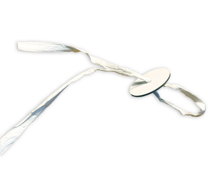 Weißes Papierband mit rundem Schnellverschluss aus fester Pappe, um aufgepustete Luftballons daran anzubinden.