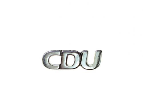 Ansteck-Pin mit kleinen CDU-Buchstaben in Silber.