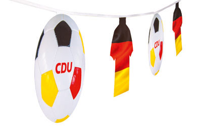 Fußball-Dekokette von der Seite.