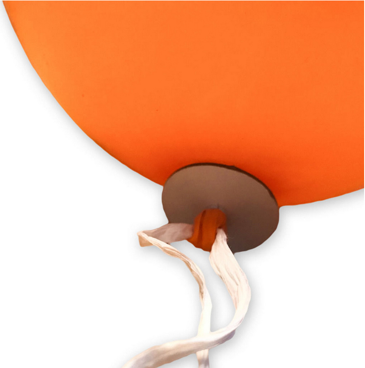 Luftballonausschnitt mit angebundenem Schnellverschlussband.
