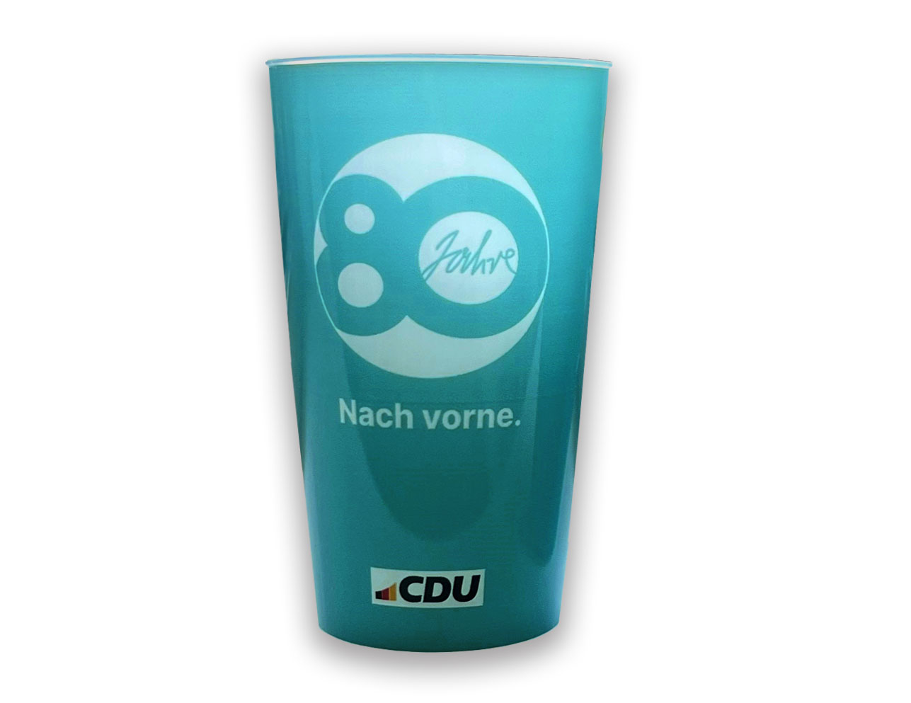 Trinkbecher ganz in Türkis mit einfarbigem 80-Jahre-Logo, groß und mittig und Text: Nach vorne. 3-farbiges CDU-Logo.