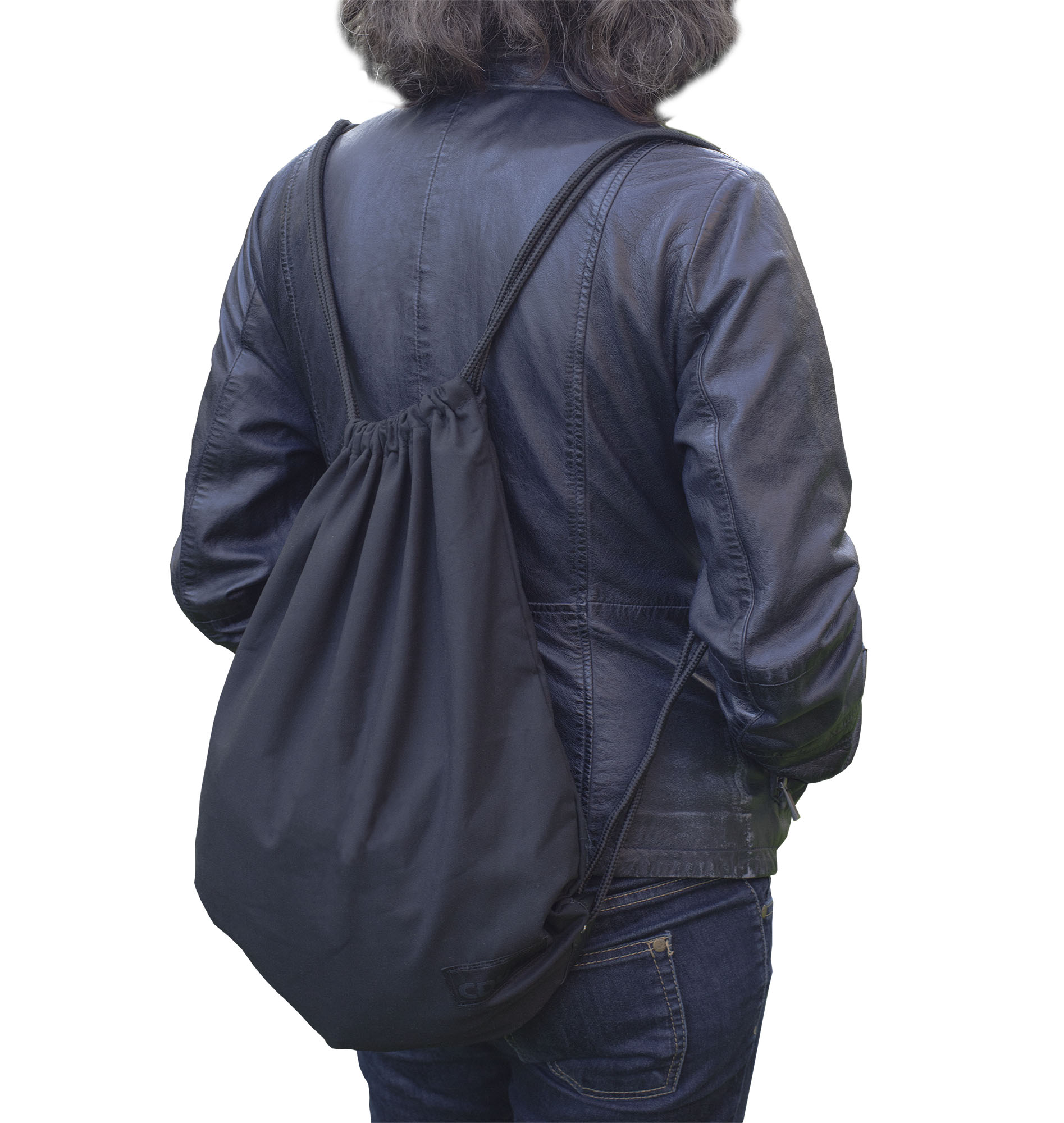 Frau mit Beutel-Rucksack umhängend am Rücken.