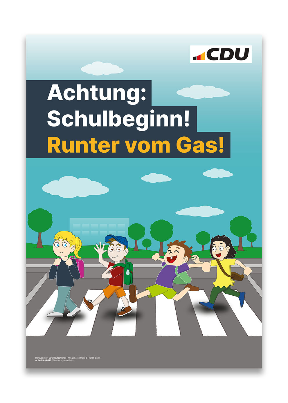 Schulplakat im Hochformat. Motiv: Kinder, die über den Zebrastreifen gehen und mit Text: Achtung: Schulbeginn! Runter vom Gas!