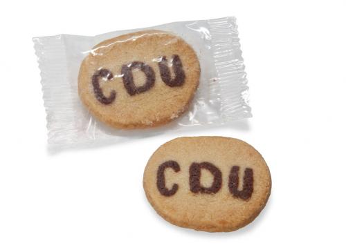 Ovaler Butterkeks mit eingebackenem CDU-Buchstaben, handgefertigt.