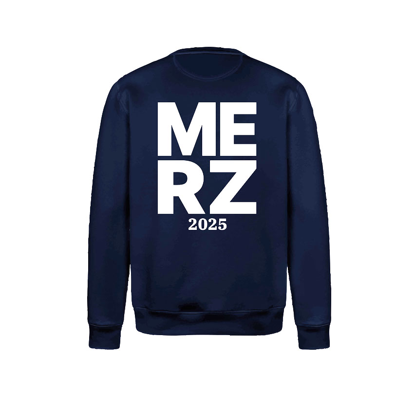 Rückseite Sweatshirt mit Aufdruck: MERZ 2025 in Weiß.