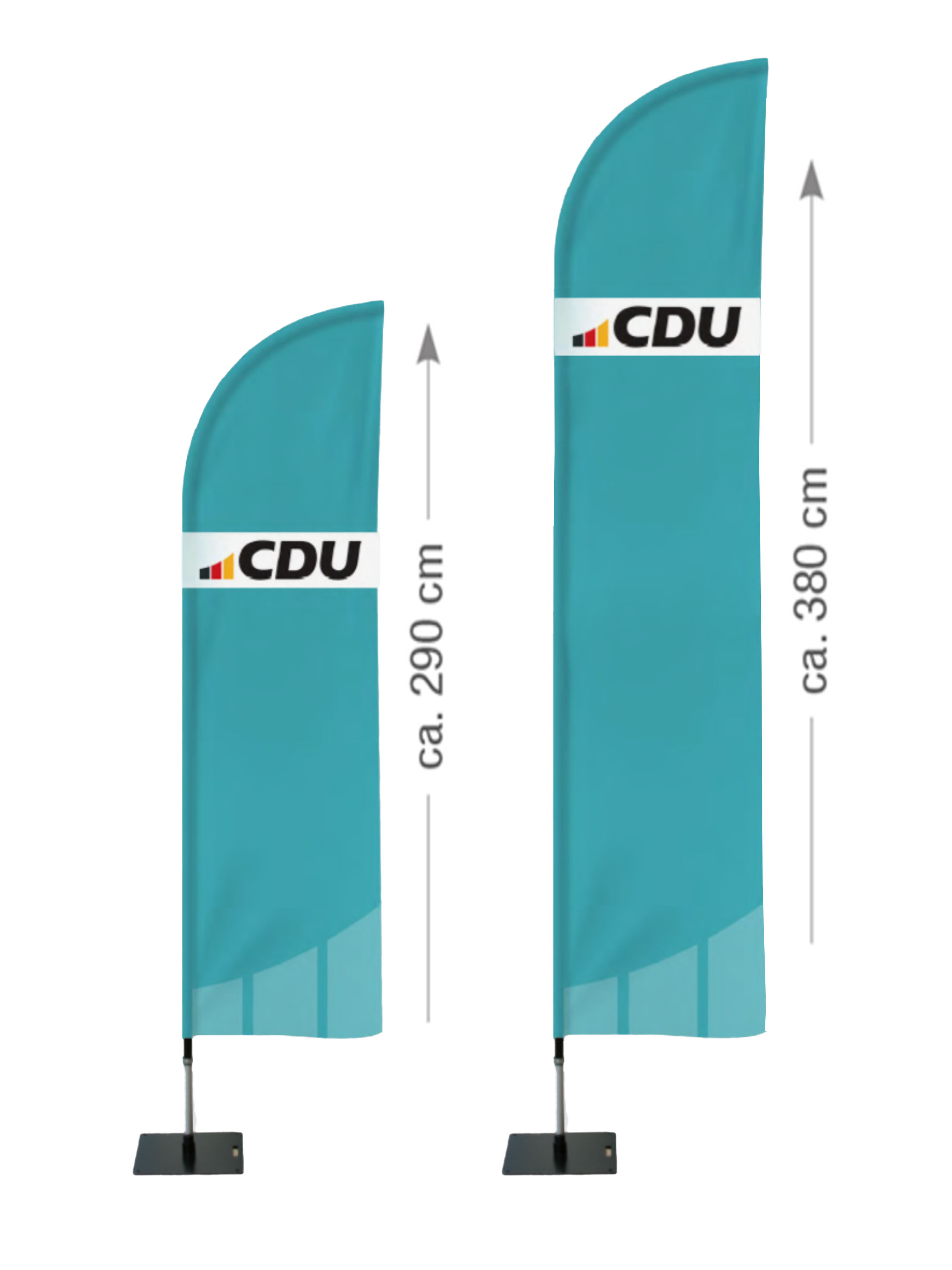 Zwei Beachbanner nebeneinander auf schwarzem Metallfuß. Beide Bespannungen sind in Türkis und mit 3-farbigem CDU-Logo im oberen Bannerbereich bedruckt. Das kleine Banner hat ein Maß von ca. 290 cm, das große Banner ein Maß von ca. 380 cm.