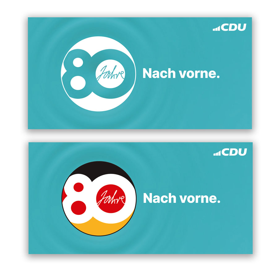 Zwei rechteckige Aufkleber in Türkis: Oberer Aufkleber mit einfarbigem 80-Jahre-Logo in Weiß. Unterer Aufkleber mit farbigem 80-Jahre-Logo.