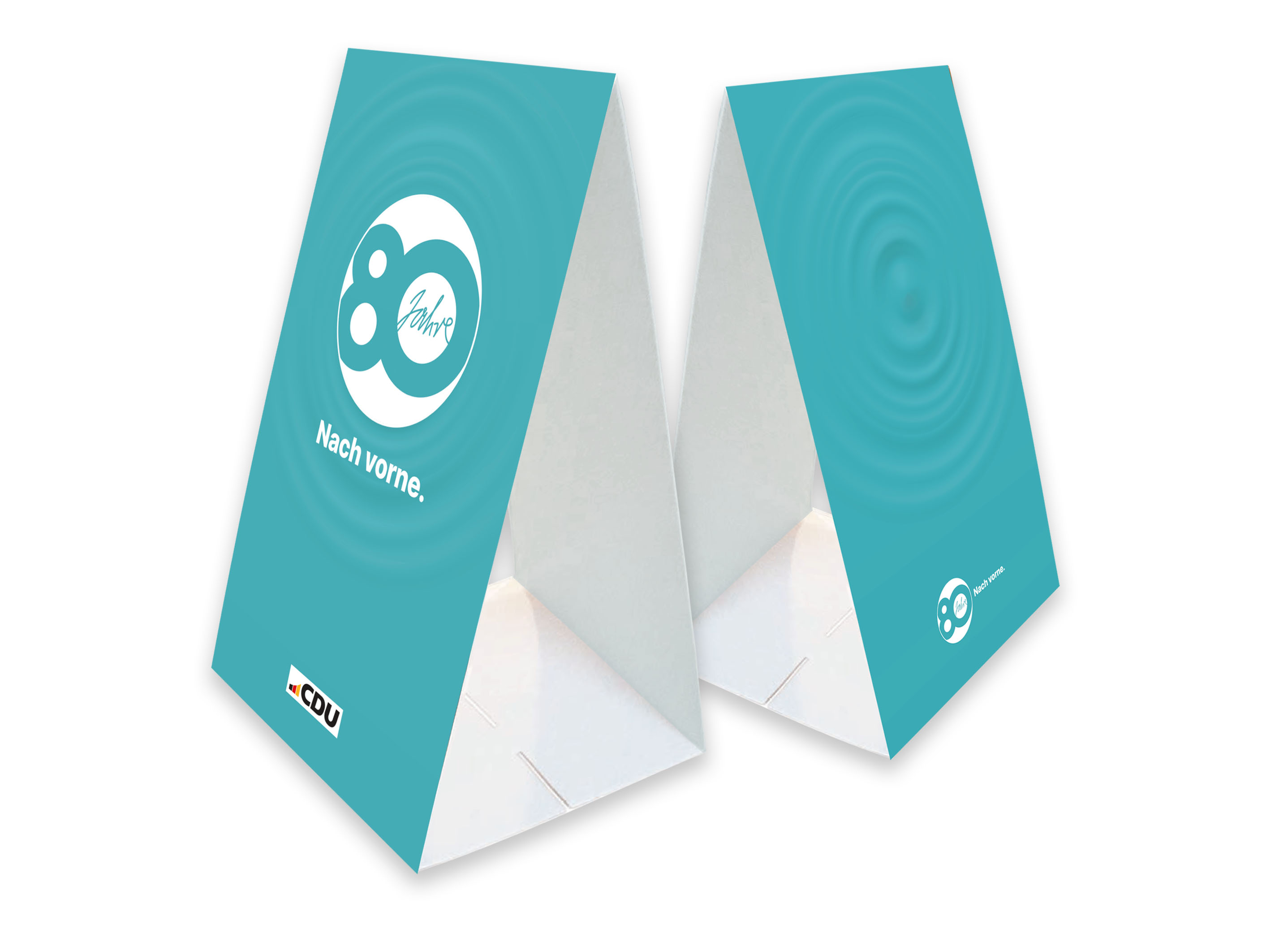 Aufklappbarer Dachständer. Beidseitig ganz in Türkis bedruckt. Eine Seite mit großem 80-Jahre-Logo in der Mitte. Auf der anderen Seite mit kleinem 80-Jahre-Logo unten.