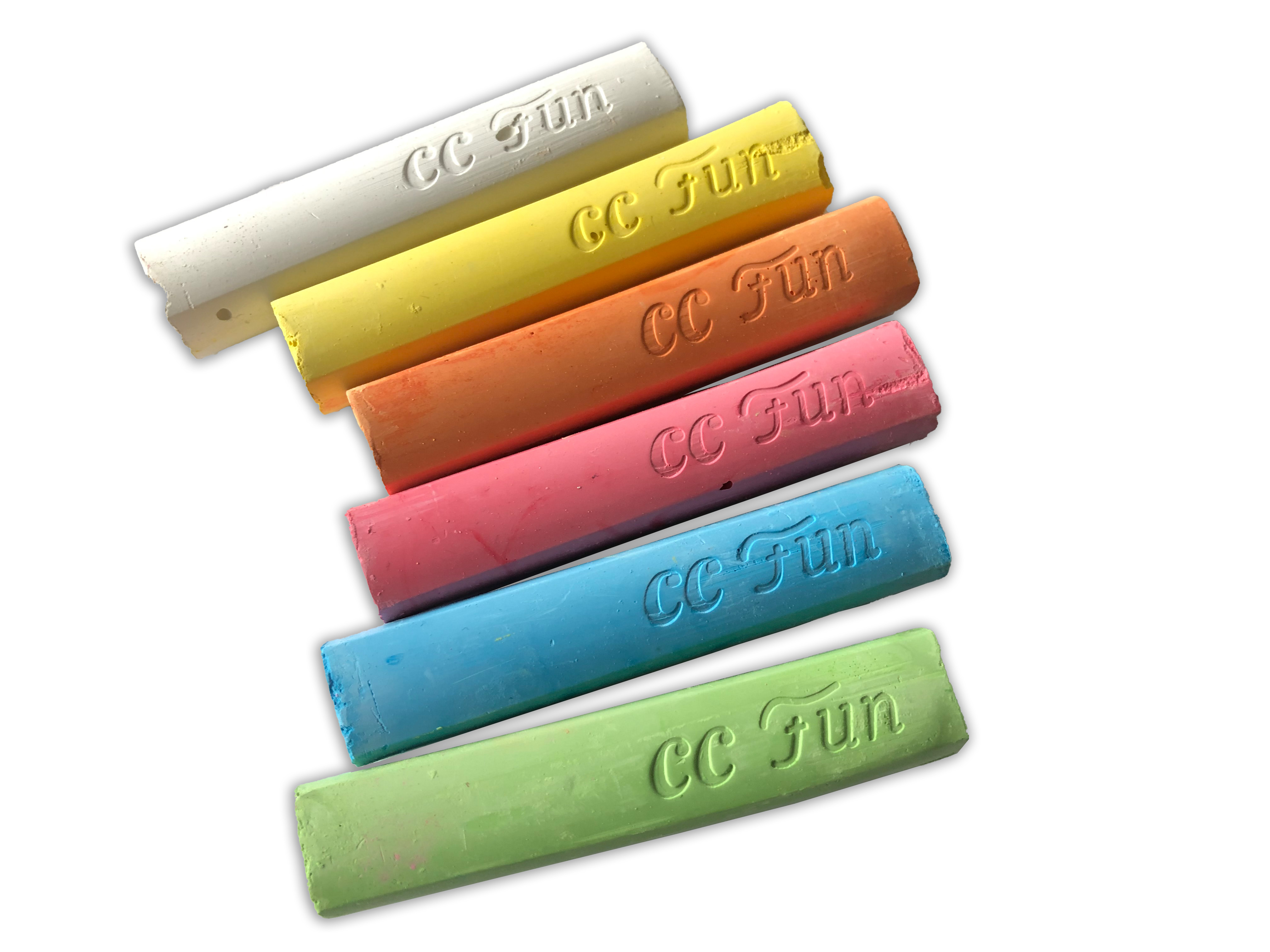 Alle 6 Farben Kreidestifte liegen nebeneinander.