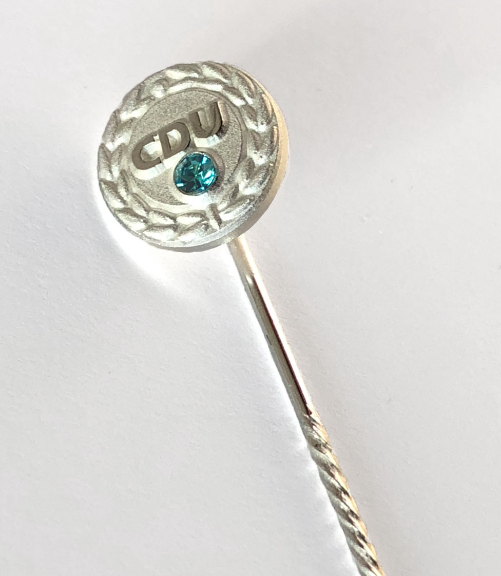 Runde Ehrennadel in Silber mit eingefasstem Swarovskistein in Türkis und mit geprägtem CDU.