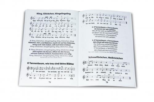 Doppelseite innen mit Noten und Liedtexten.